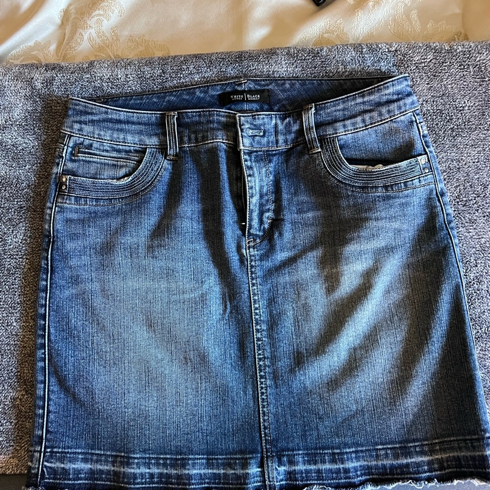 Denim skirt like new. No signs of wear and tear. Size 4